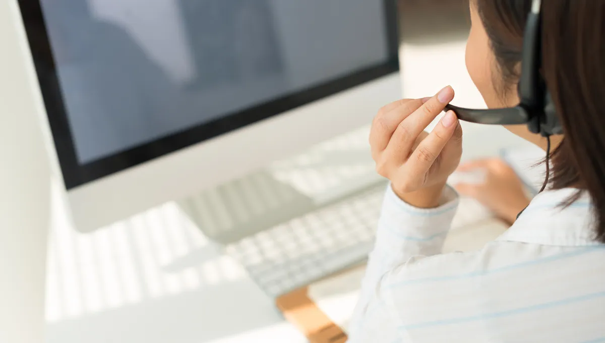 電話で即日対応を行うオペレーター